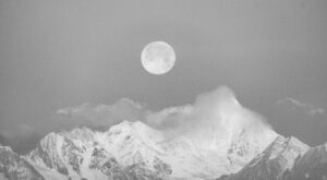 Mond, Wolken und Berge
