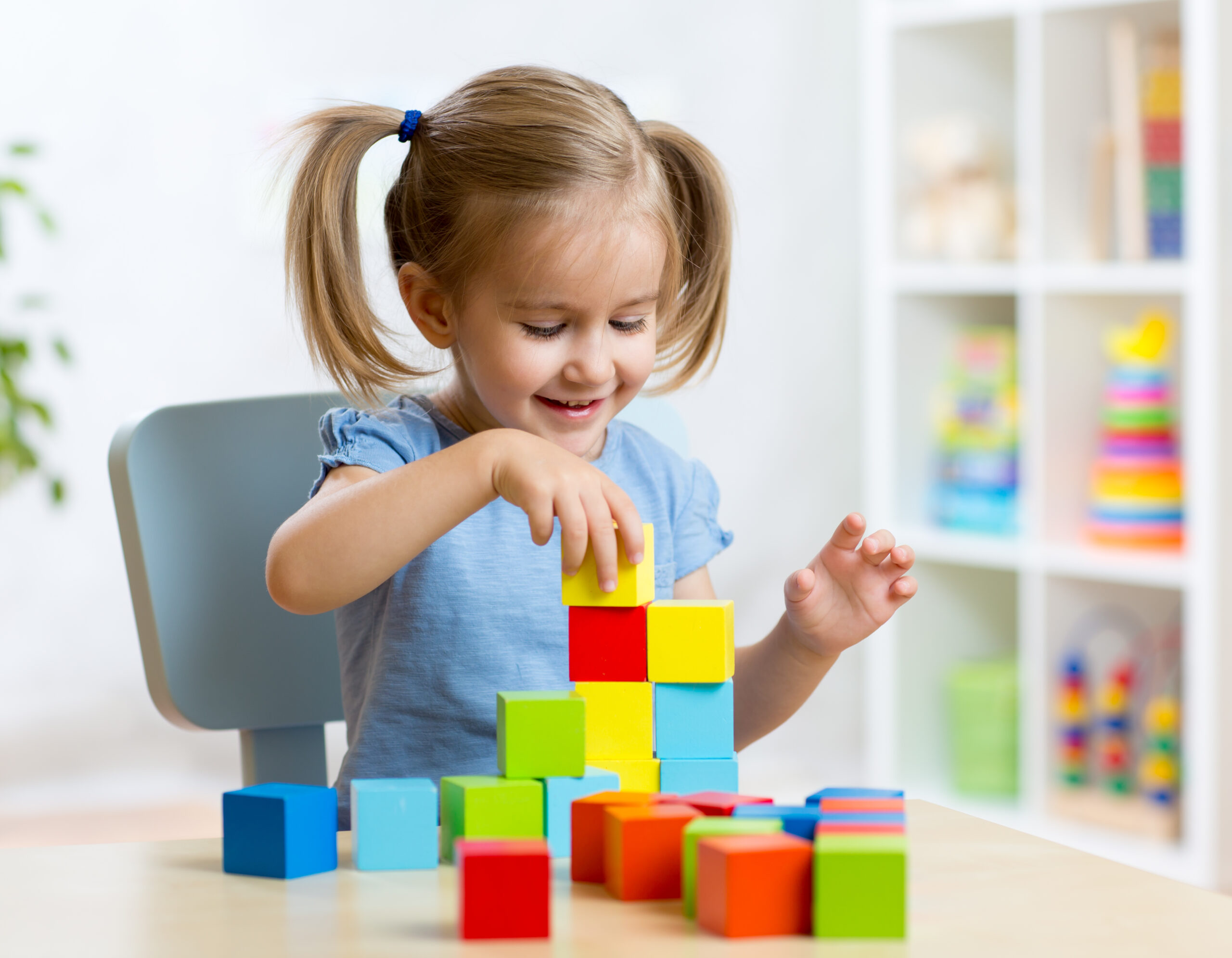 Лет мышления. Кубики для детей. Дети играют в кубики. Мышление детей. Ребенок собирает кубики.