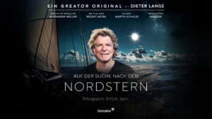 Ein Mann l&auml;chelt vor einer n&auml;chtlichen Meereskulisse mit Segelboot. Im Hintergrund leuchten Mond und Sterne. Text: EIN GREATOR ORIGINAL MIT DIETER LANGE, AUF DER SUCHE NACH DEM NORDSTERN, Erfolgreich. Erf&uuml;llt. Sein. Executive Producer Alexander M&uuml;ller, Kamera Martin Schulze, ein Film von B&uuml;lent Aktas, Produktion Greator.